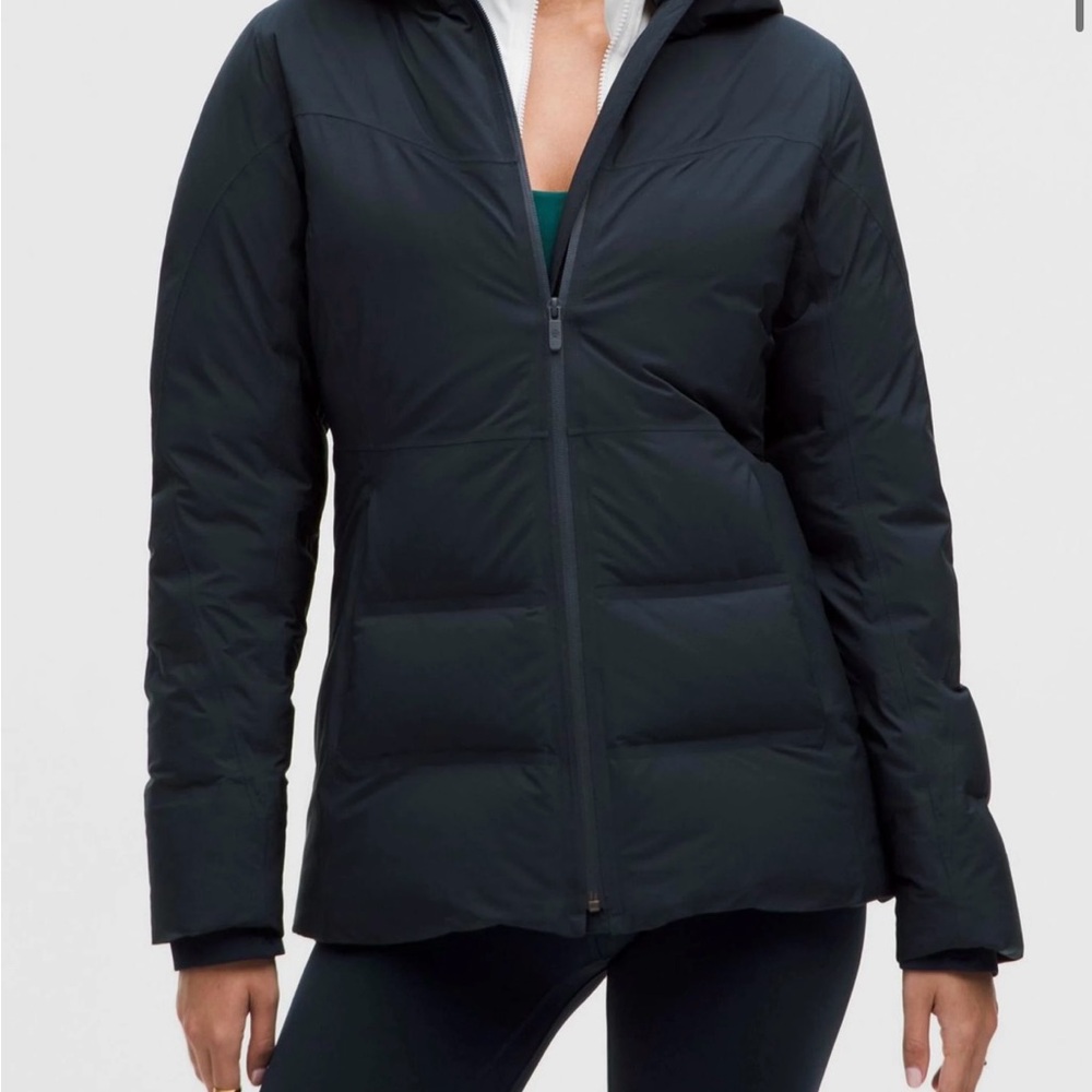 Lululemon Like New Brand New size 4 StretchSeal Sleet Street Jacket in Navy!